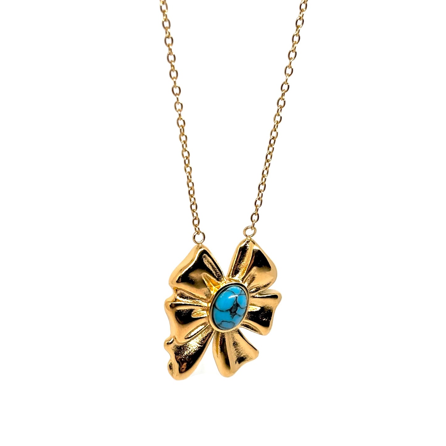 Collier doré pour femme avec pendentif nœud sculptural et pierre turquoise ovale. Bijou artistique en acier inoxydable, résistant à l’eau et hypoallergénique, au design expressif et moderne idéal pour un style arty ou bohème chic