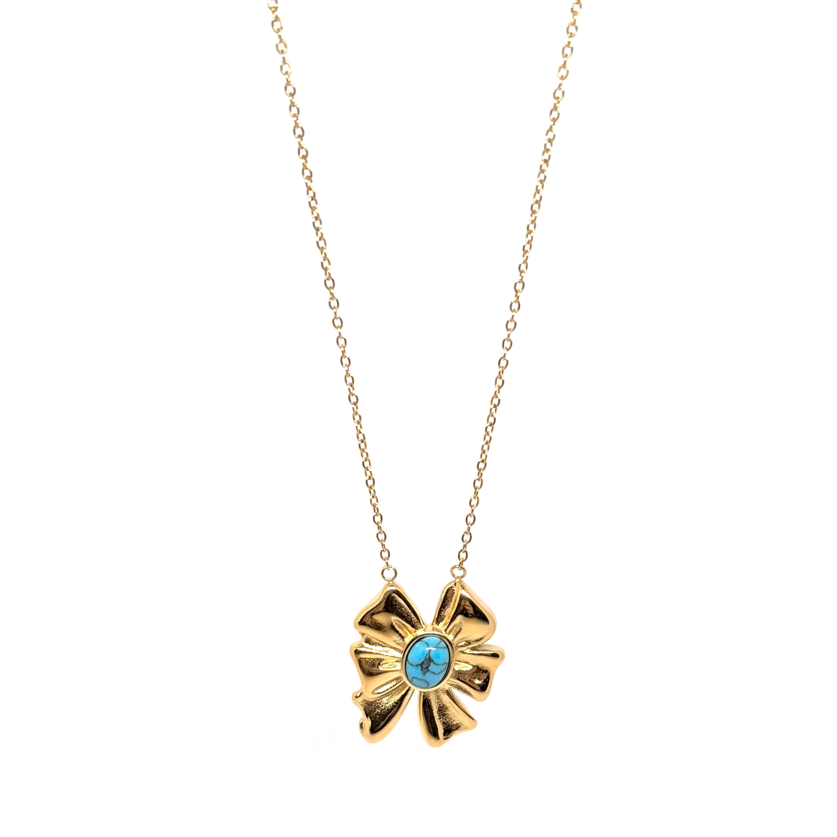 Collier doré pour femme avec pendentif nœud sculptural et pierre turquoise ovale. Bijou artistique en acier inoxydable, résistant à l’eau et hypoallergénique, au design expressif et moderne idéal pour un style arty ou bohème chic