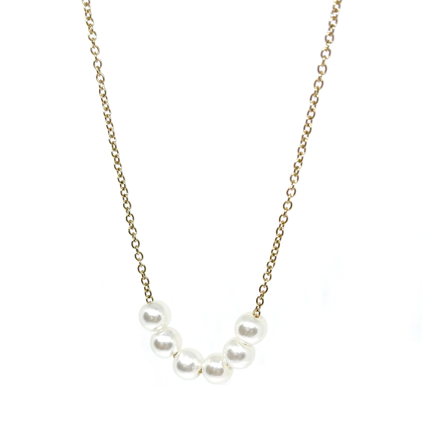 Collier pour femme en acier inoxydable couleur doré, orné de sept perles blanches nacrées alignées au centre. Bijou minimaliste et raffiné, résistant à l’eau, idéal pour un style chic et intemporel au quotidien.