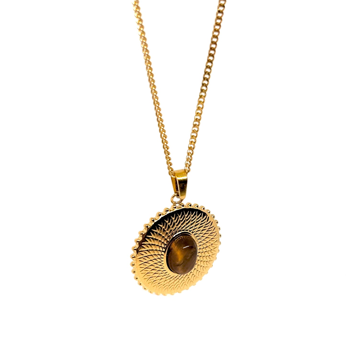 Collier doré pour femme en acier inoxydable avec médaille gravée effet solaire sertie d’une pierre naturelle œil de tigre. Bijou protecteur et spirituel, résistant à l’eau et hypoallergénique, symbole de courage et de confiance en soi