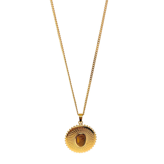 Collier doré pour femme en acier inoxydable avec médaille gravée effet solaire sertie d’une pierre naturelle œil de tigre. Bijou protecteur et spirituel, résistant à l’eau et hypoallergénique, symbole de courage et de confiance en soi