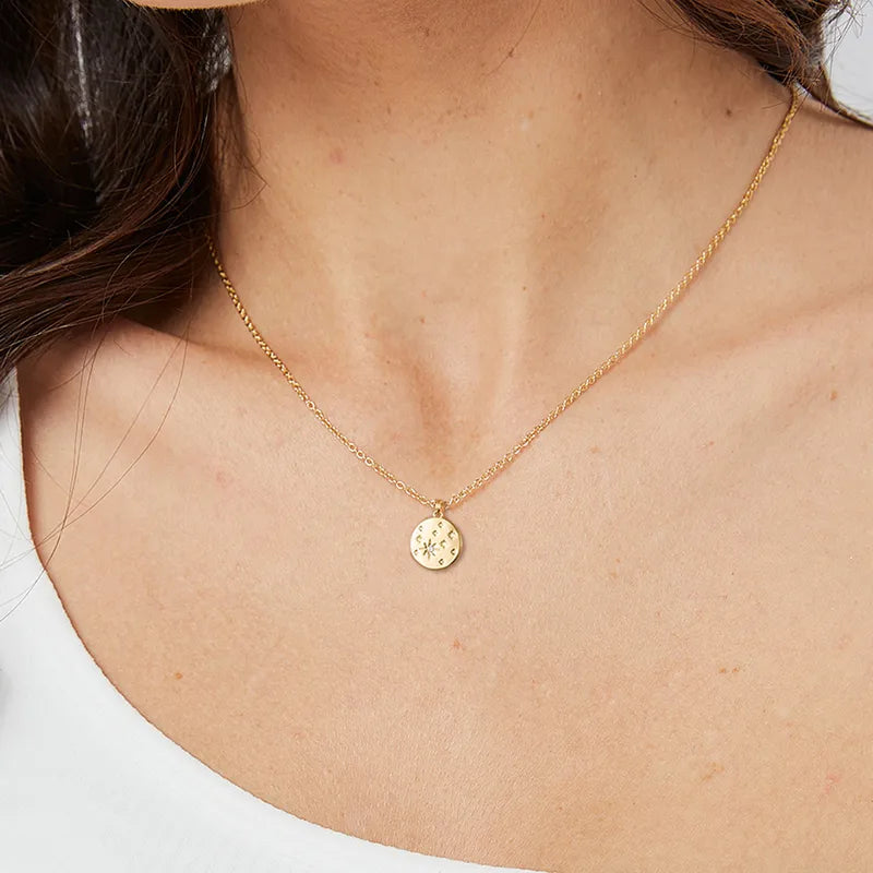 collier femme en laiton plaqué or avec médaillon gravé d’étoiles et étoile du nord incrustée d’un zircon blanc, longueur 45 +5 cm, bijou céleste et symbolique plein de poésie et de lumière