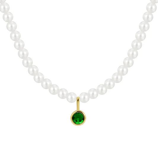 collier femme de perles blanches orné d’un pendentif rond en pierre verte émeraude facettée cerclée de doré, longueur ajustable 40 à 45 cm, bijou intemporel et audacieux au charme élégant