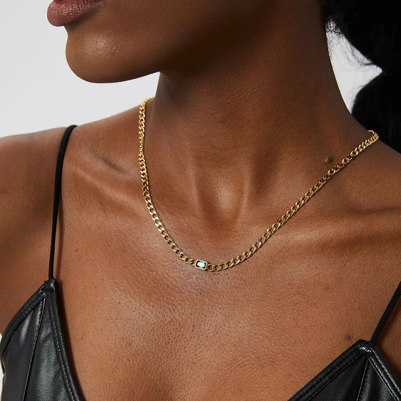 collier femme en plaqué or avec chaîne à mailles larges et pierre verte rectangulaire sertie, longueur ajustable 45 à 50 cm, bijou moderne et audacieux au style chic et urbain