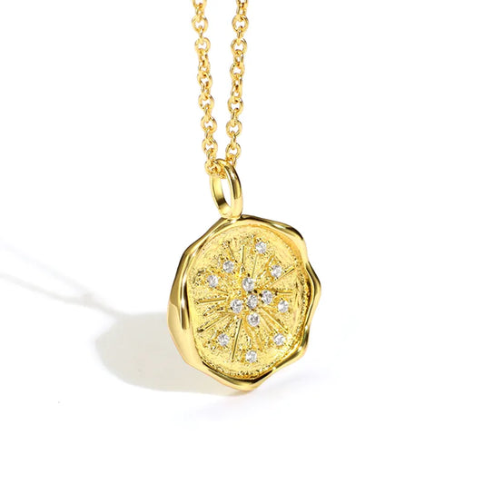 collier femme en plaqué or avec médaillon texturé inspiré des anciens cachets de cire, forme irrégulière et fini mat, longueur 45 cm, bijou vintage chic et minimaliste au charme ancien