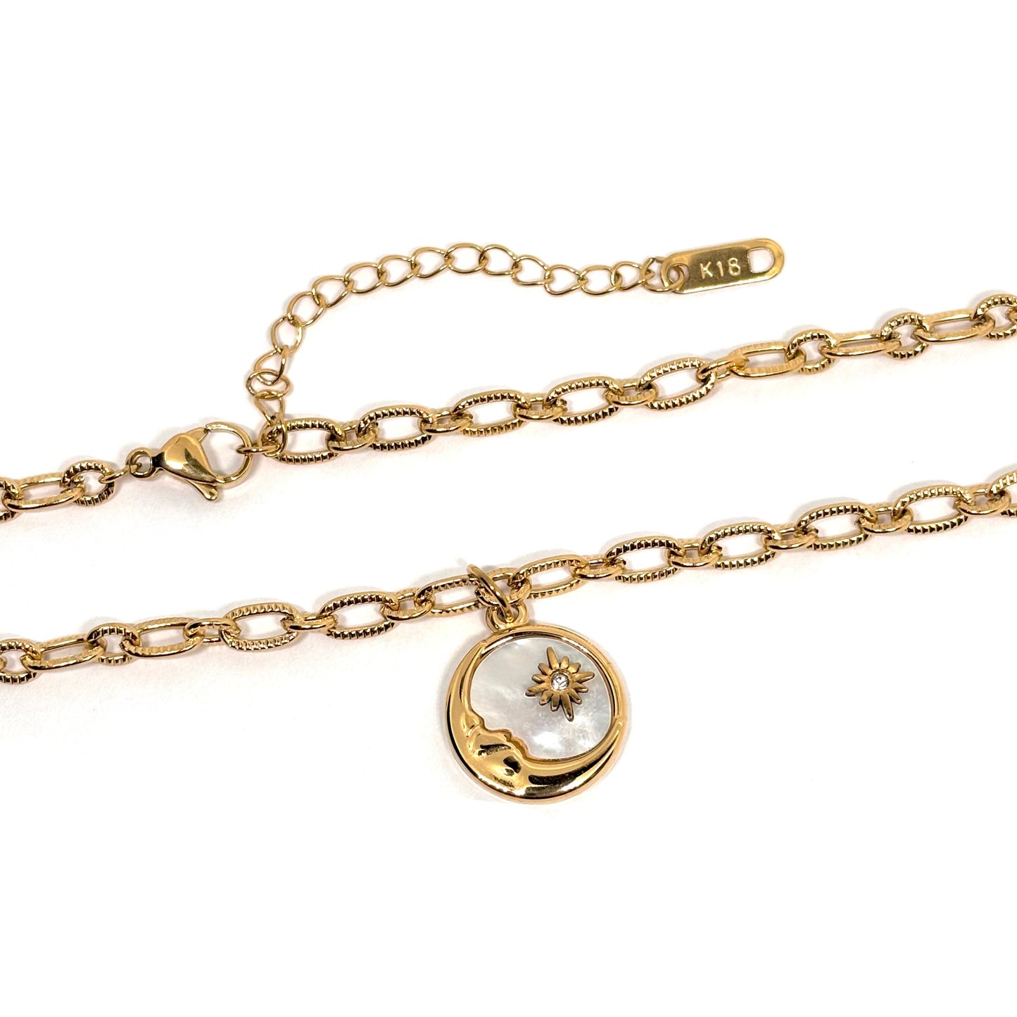 collier pour femme en plaqué or avec pendentif lune et soleil en nacre irisée effet ormeau, bijou lumineux et élégant à offrir