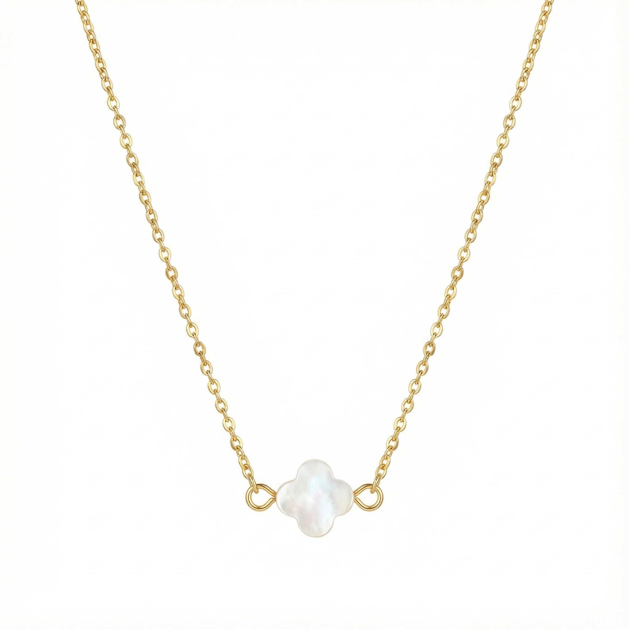 Collier femme tendance style luxe : pendentif trèfle blanc effet nacre sur chaîne dorée en acier inoxydable.
