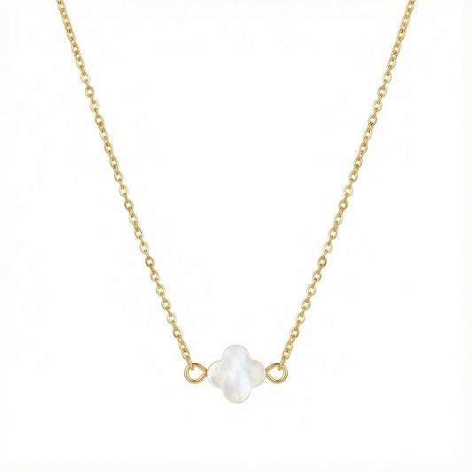 Collier femme tendance style luxe : pendentif trèfle blanc effet nacre sur chaîne dorée en acier inoxydable.