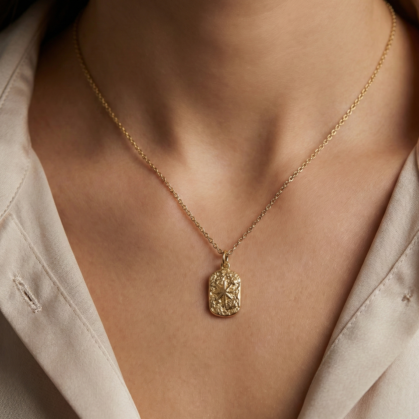 Collier médaille étoile martelée en acier inoxydable doré