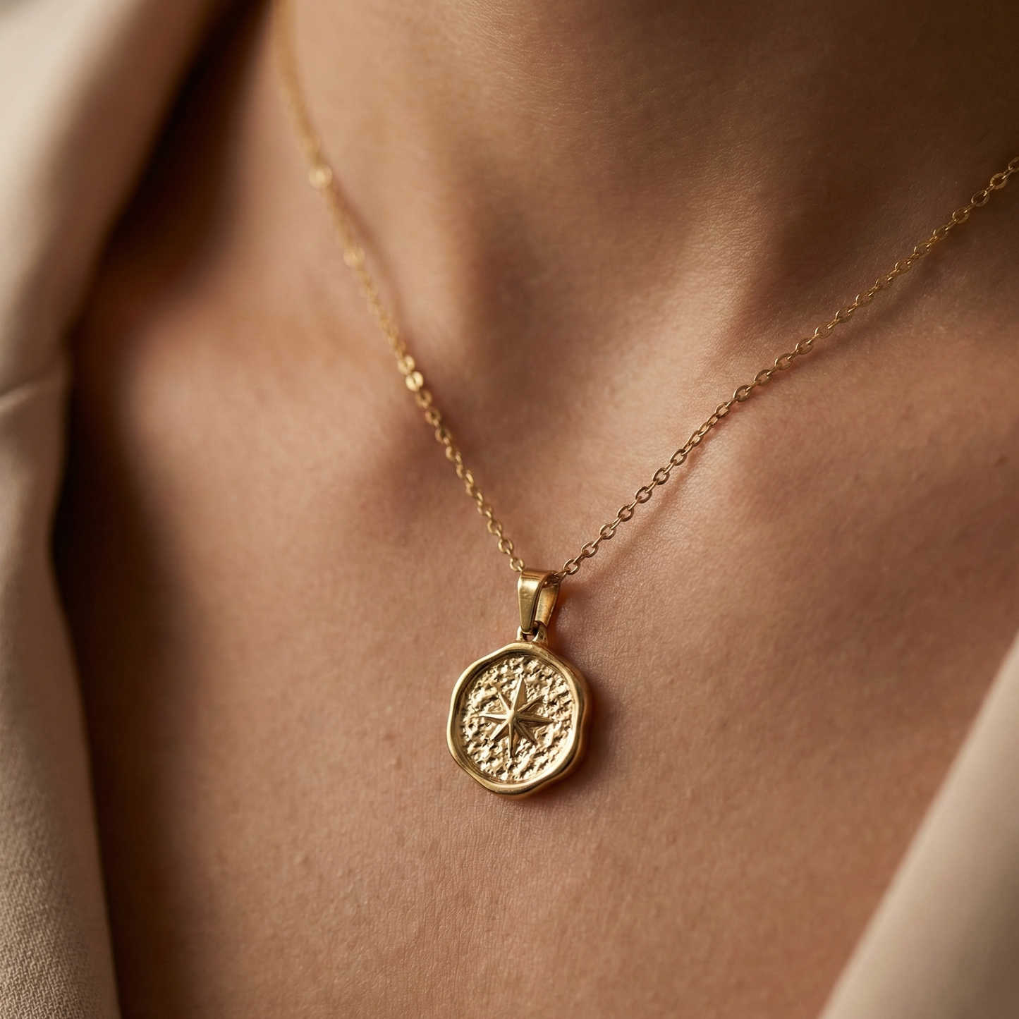 Collier médaille étoile polaire en acier inoxydable doré