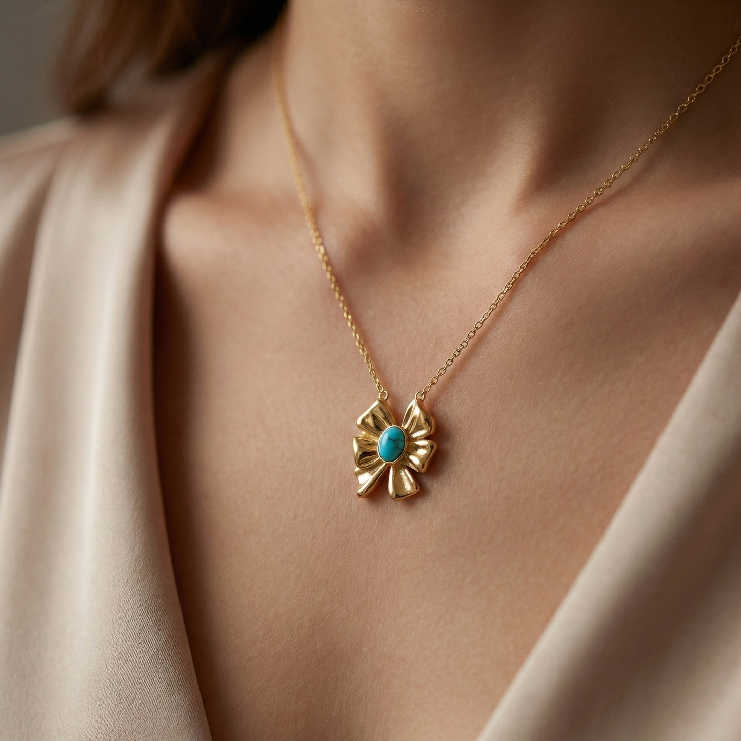 Collier nœud sculpté en acier inoxydable doré avec pierre turquoise ovale