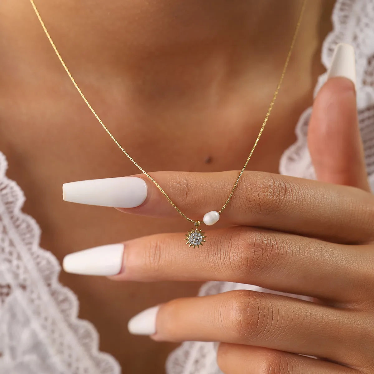 Collier couleur or en acier inoxydable avec pendentif soleil serti de zircons et perle blanche, chaîne fine ajustable pour femme.