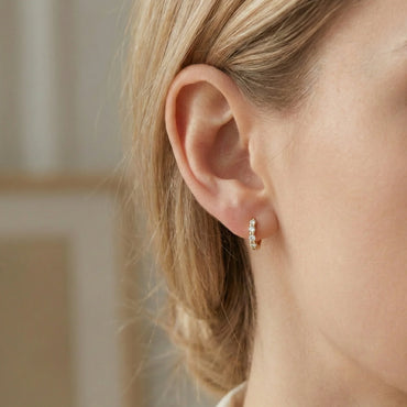 Créole en argent 925 doré à l’or fin sertie de zircons blancs taille ronde, bijou élégant à fermoir clip