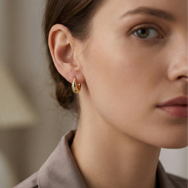 Créoles bombées dorées or 18k avec ligne de strass scintillants, design compact et structuré chic