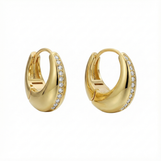 Créoles bombées dorées or 18k avec ligne de strass scintillants, design compact et structuré chic