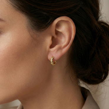 Créoles doré à l’or 18k avec cœurs sculptés en relief