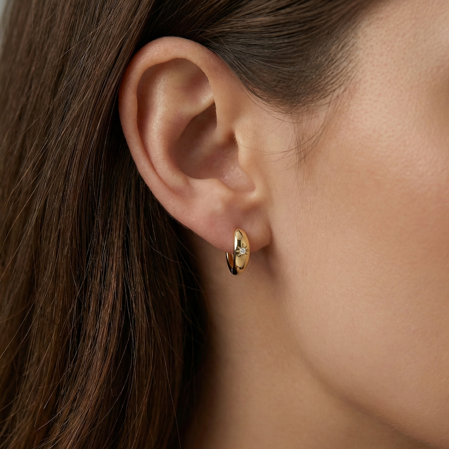 Créoles dorées or 18k avec zircon serti en étoile du Nord à huit branches