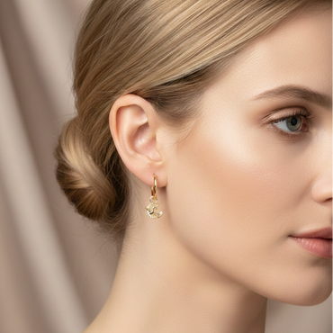 Créoles dorées or 18k avec pendentif licorne serti de pierres blanches, format 2,7 cm, élégantes pour un usage quotidien