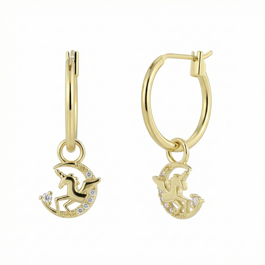 Créoles dorées or 18k avec pendentif licorne serti de pierres blanches, format 2,7 cm, élégantes pour un usage quotidien