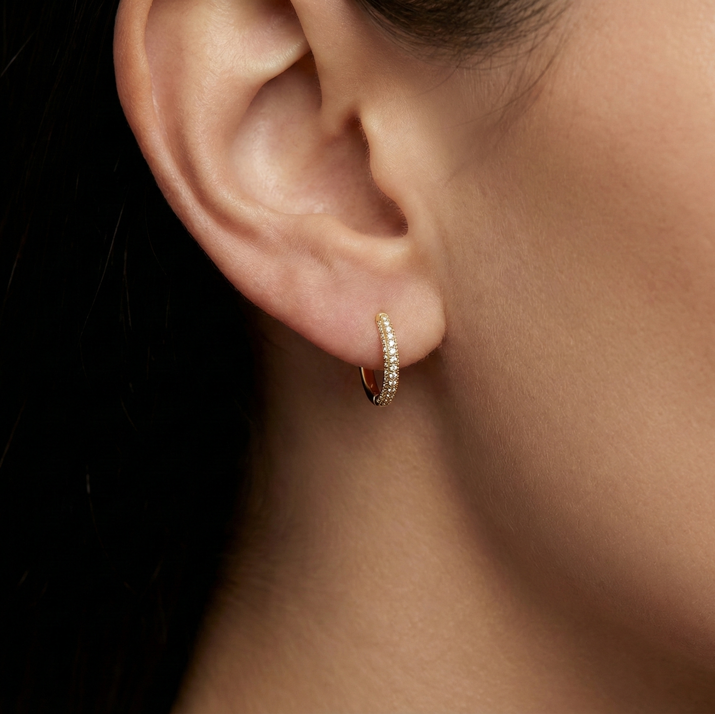 Créoles fines dorées or 18k ornées de strass scintillants, design discret et élégant pour le quotidien