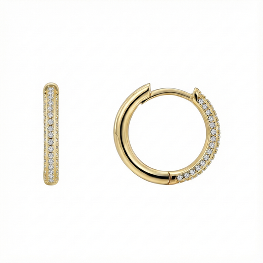 Créoles fines dorées or 18k ornées de strass scintillants, design discret et élégant pour le quotidien