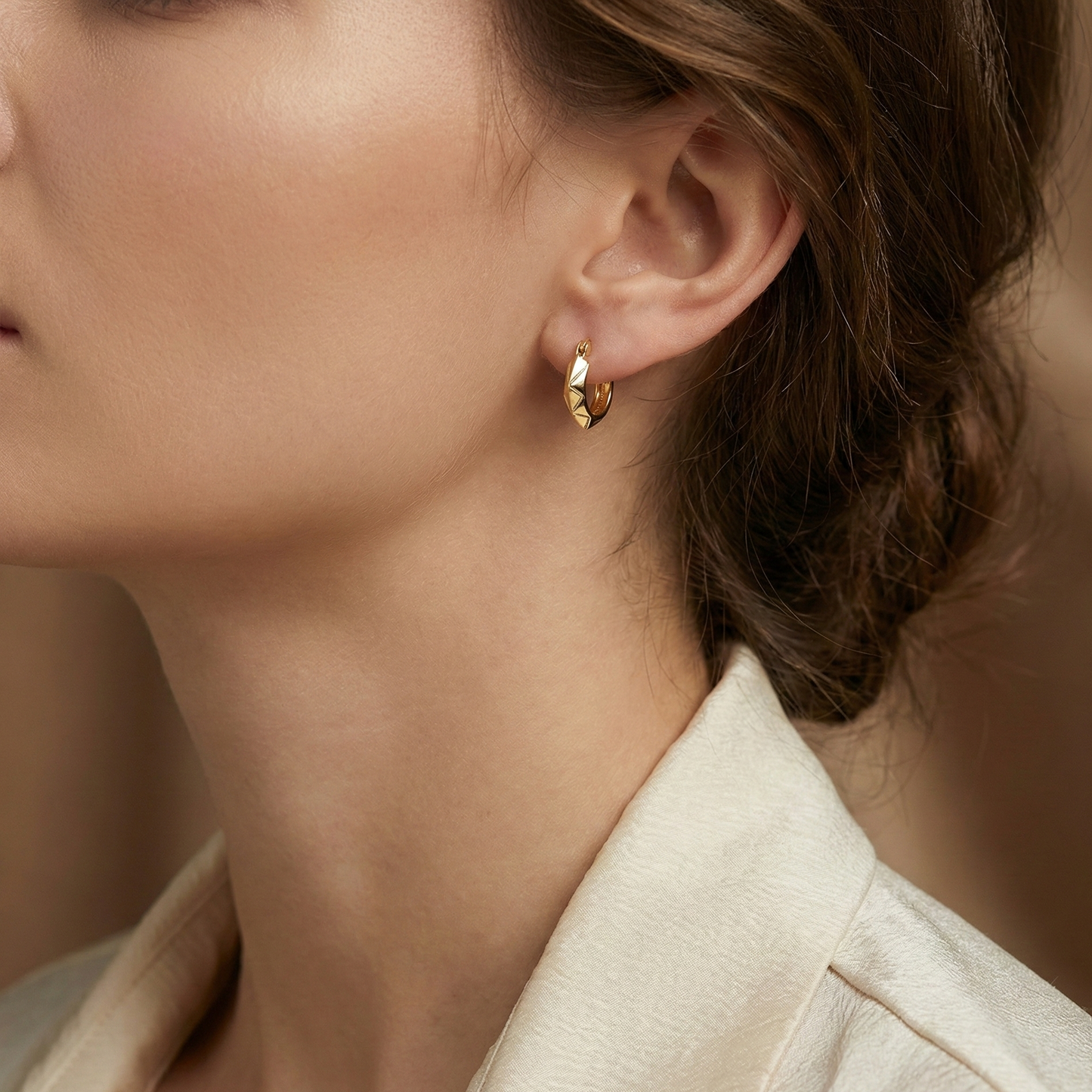 Créoles géométriques facettées dorées or 18k à motifs triangulaires, design architectural moderne et élégant