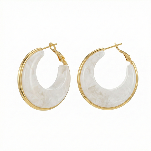 Créoles larges en acier inoxydable doré avec insert blanc effet nacré, diamètre 3,6 cm, créoles contemporaines pour usage quotidien