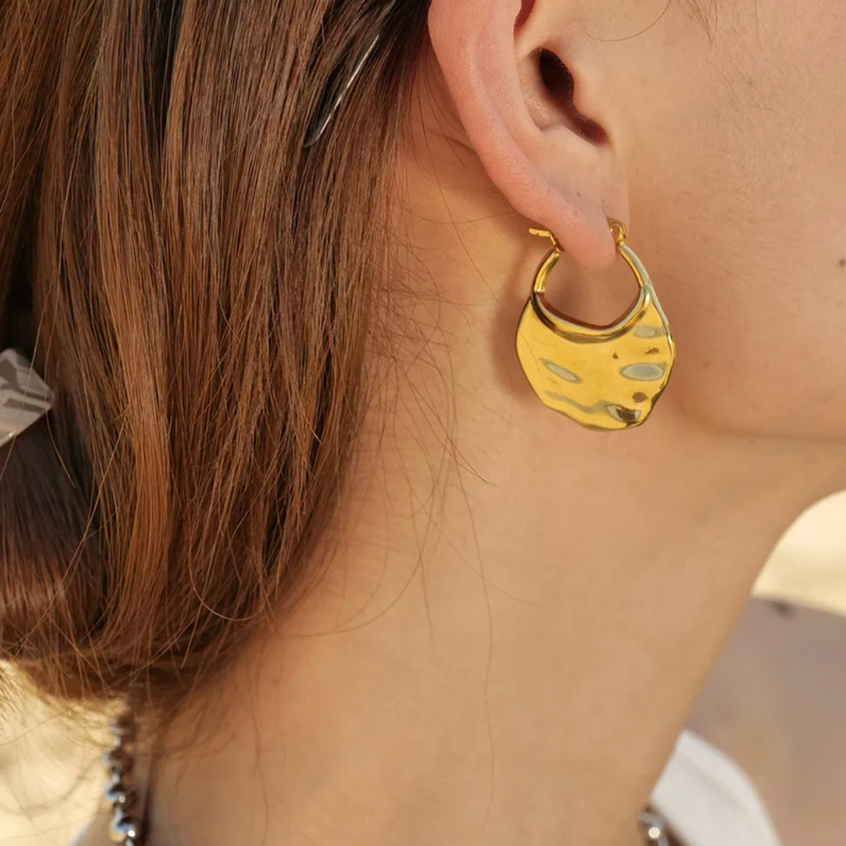 Boucles d’oreilles créoles larges dorées effet martelé, en acier inoxydable. Bijou sculptural et moderne, résistant à l’eau, hypoallergénique, parfait pour un style chic, arty ou urbain