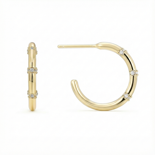 Créoles semi-ouvertes dorées or 18k avec trois lignes de zircons scintillants, design moderne et élégant