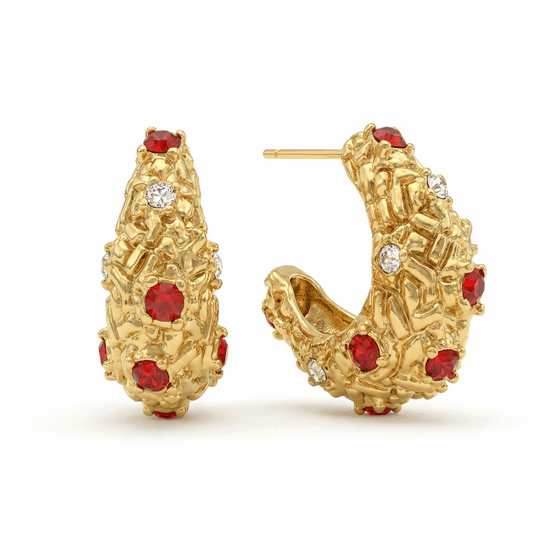 Créoles texturées en acier inoxydable doré serties de pierres rouges et blanches, design sculptural élégant, usage quotidien