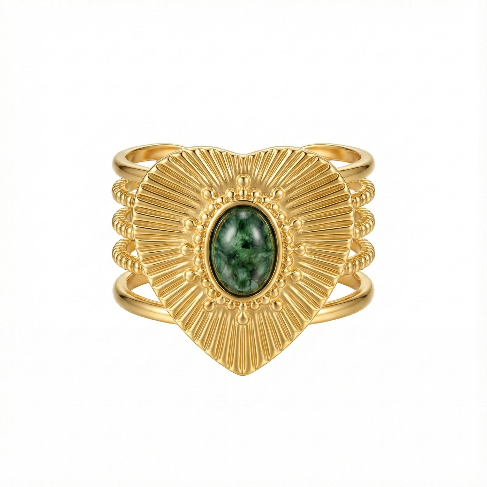 Détail cœur strié doré et jade verte sur bague