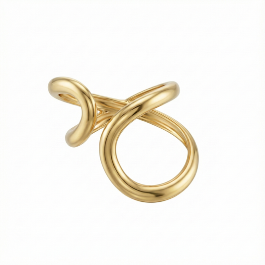 Détail design croisé sur bague acier inoxydable doré