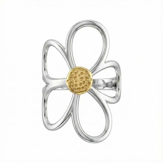 Détail motif fleur pétales argent sur bague acier inoxydable