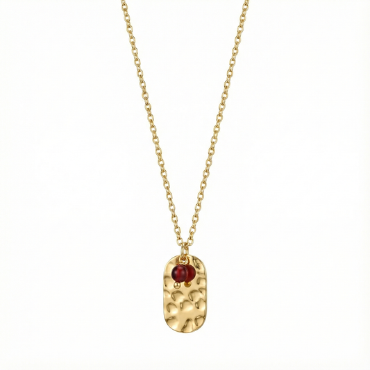 Détail pendentif rectangulaire martelé avec pierre rouge