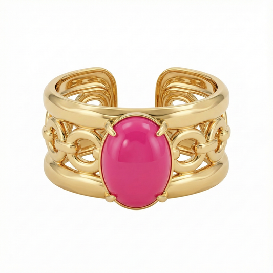 Détail perle rose fuchsia sur bague martelée dorée