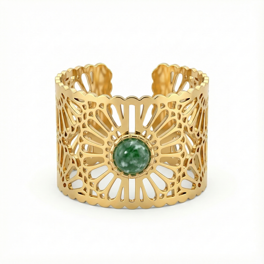 Bague acier inoxydable doré dentelle orientale perle verte portée
