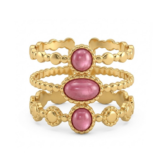 Détail pierres roses sur triple anneau bague dorée