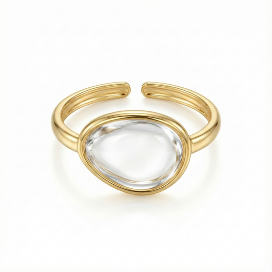 Détail résine ovale blanche sur bague dorée