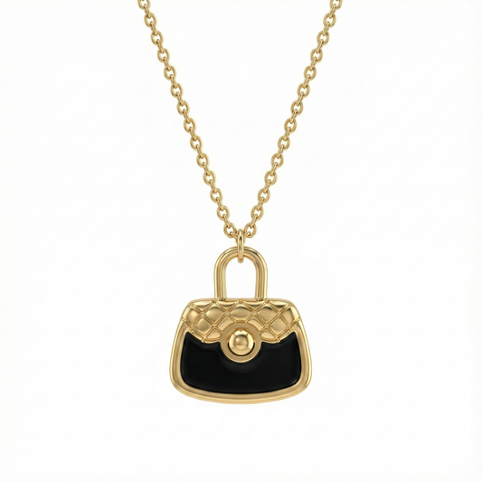 Détail pendentif sac à main noir émaillé collier doré