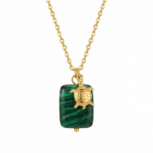 Détail pendentif tortue dorée et pierre malachite verte
