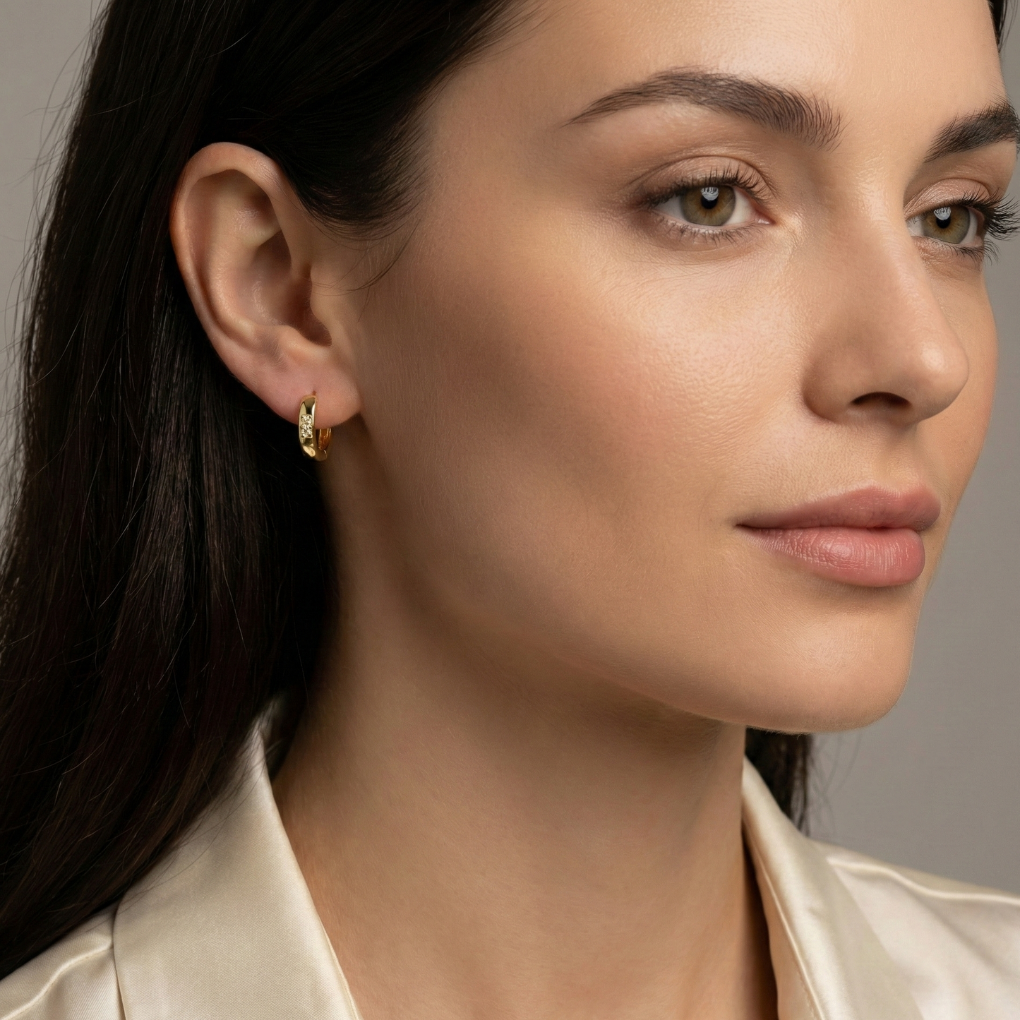 Mini créoles doré à l’or 18k pavées de zircons scintillants