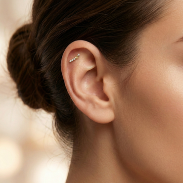 Mono boucle d'oreille vendue à l'unité en argent 925 doré, chaîne pendante ornée de 3 zircons et d'un petit cœur