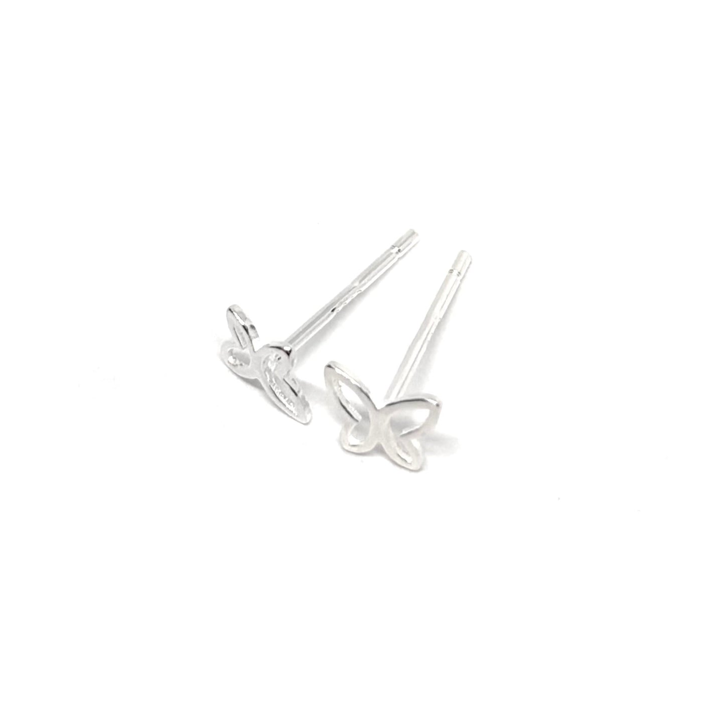 Boucles d’oreilles puces femme en argent 925 représentant de petits papillons finement sculptés. Bijou poétique et délicat inspiré de la nature, symbole de liberté, de légèreté et de transformation. Accessoire féminin et raffiné, idéal pour un style romantique, naturel ou minimaliste. Argent massif brillant et hypoallergénique pour un port quotidien confortable et durable. Cadeau parfait pour femme aimant les bijoux papillons élégants, symboliques et intemporels.