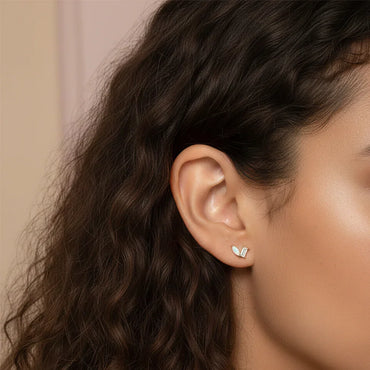 Piercing d’oreille en or jaune serti d’une opale blanche irisée et d’une pierre transparente taille baguette, bijou raffiné au design asymétrique et contemporain.