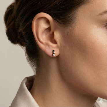 Puces d’oreilles doré à l’or 18k avec trois pierres noir, cognac et blanc