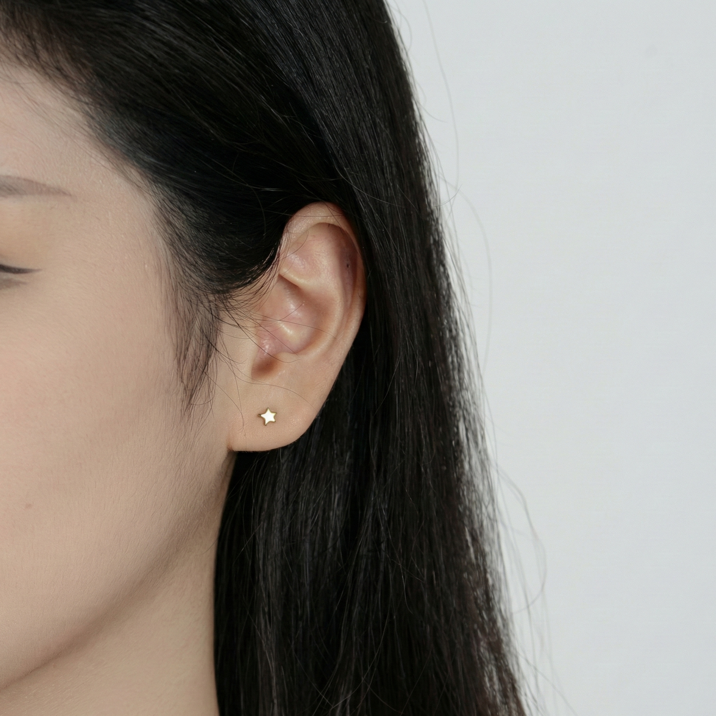 Petites puces d'oreilles en forme d'étoile dorée (finition or jaune), style minimaliste et brillant