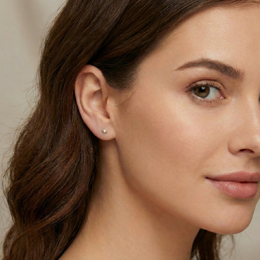 Petites puces d'oreilles en argent 925 doré forme planète Saturne pavée de zircons brillants