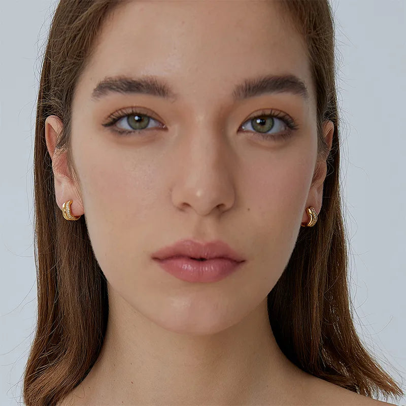 Boucles d'Oreilles Plaqué Or Créoles Ondulées Serties de Zircons