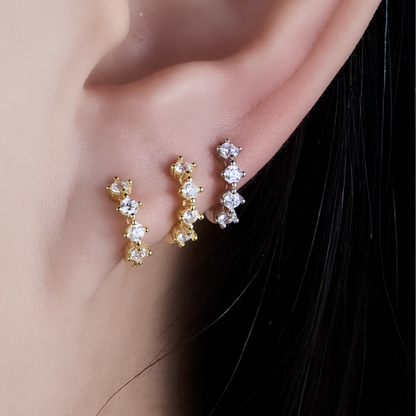 Ajoutez une touche de luxe et de brillance à votre style avec ces créoles en argent 925 doré à l'or fin, sublimées par 4 zircons étincelants. Leur design élégant et moderne, avec des zircons placés de manière stratégique, apporte une lueur scintillante à chaque mouvement.