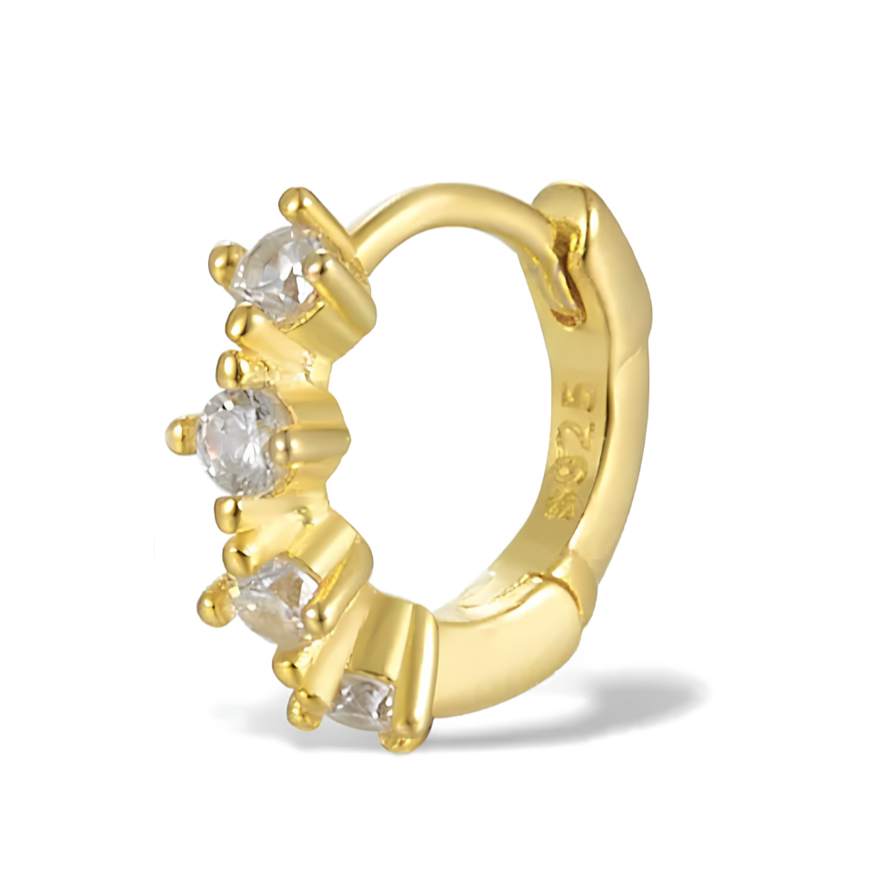 Ajoutez une touche de luxe et de brillance à votre style avec ces créoles en argent 925 doré à l'or fin, sublimées par 4 zircons étincelants. Leur design élégant et moderne, avec des zircons placés de manière stratégique, apporte une lueur scintillante à chaque mouvement.